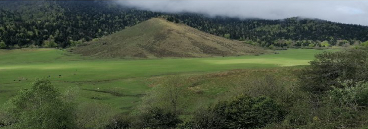 Plateau du Bénou dans les Chainons Béarnais, Vallée d’Ossau. La pyramide au centre de l’image est constituée de roches du manteau (des lherzolites), où des émanations d’hydrogène natif ont été détectées (crédit photo : Charles Aubourg)