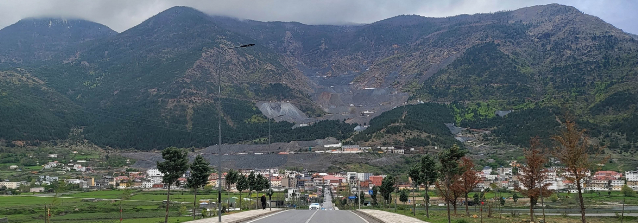 PUBLICATION dans SCIENCE - Découverte Majeure : Un Réservoir d'Hydrogène Quasi Pur Découvert en Albanie - Vue de la mine de chrome de Bulqizë en Albanie (Crédit : B. Muceku)