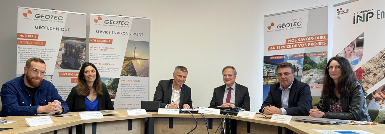 Lundi 19 mai 2025, l’ENSEGID-Bordeaux INP et le Groupe GEOTEC ont officialisé la signature d’un partenariat stratégique. Cet accord marque une volonté commune de renforcer la formation, la professionnalisation et l’innovation dans les domaines de la géotechnique et de l’environnement.  La cérémonie s’est tenue en présence de nombreuses personnalités des deux entités, dont Marc Phalippou, Directeur Général de Bordeaux INP, Adrian Cerepi, Directeur de l’ENSEGID, et plusieurs représentants du Groupe GEOTEC : T