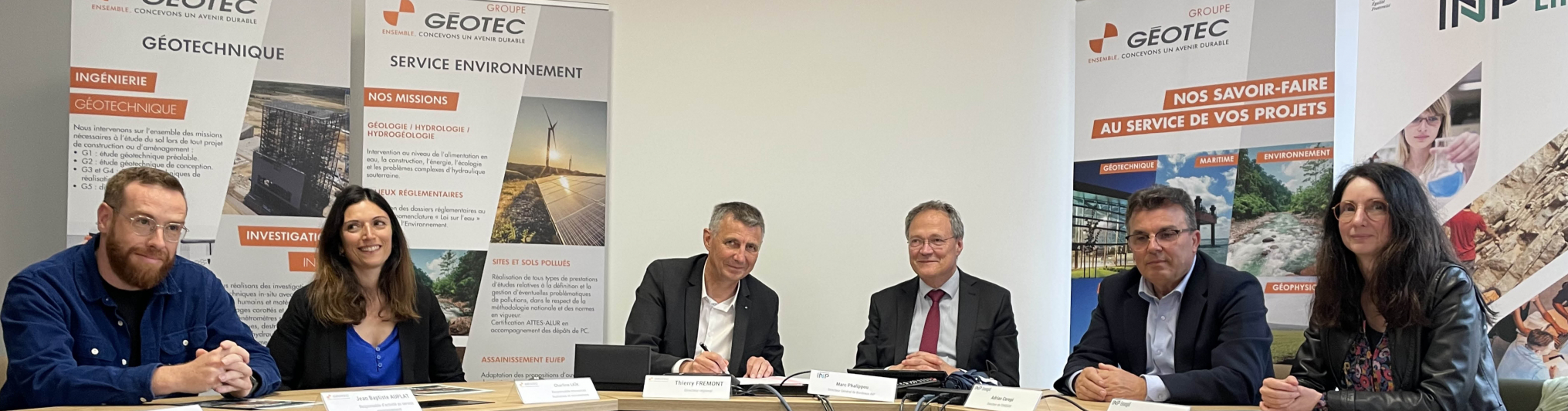 Lundi 19 mai 2025, l’ENSEGID-Bordeaux INP et le Groupe GEOTEC ont officialisé la signature d’un partenariat stratégique. Cet accord marque une volonté commune de renforcer la formation, la professionnalisation et l’innovation dans les domaines de la géotechnique et de l’environnement.  La cérémonie s’est tenue en présence de nombreuses personnalités des deux entités, dont Marc Phalippou, Directeur Général de Bordeaux INP, Adrian Cerepi, Directeur de l’ENSEGID, et plusieurs représentants du Groupe GEOTEC : T