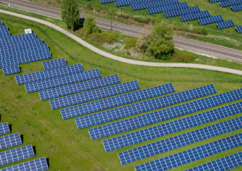 champ de panneaux solaires