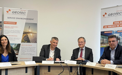 Lundi 19 mai 2025, l’ENSEGID-Bordeaux INP et le Groupe GEOTEC ont officialisé la signature d’un partenariat stratégique. Cet accord marque une volonté commune de renforcer la formation, la professionnalisation et l’innovation dans les domaines de la géotechnique et de l’environnement.  La cérémonie s’est tenue en présence de nombreuses personnalités des deux entités, dont Marc Phalippou, Directeur Général de Bordeaux INP, Adrian Cerepi, Directeur de l’ENSEGID, et plusieurs représentants du Groupe GEOTEC : T